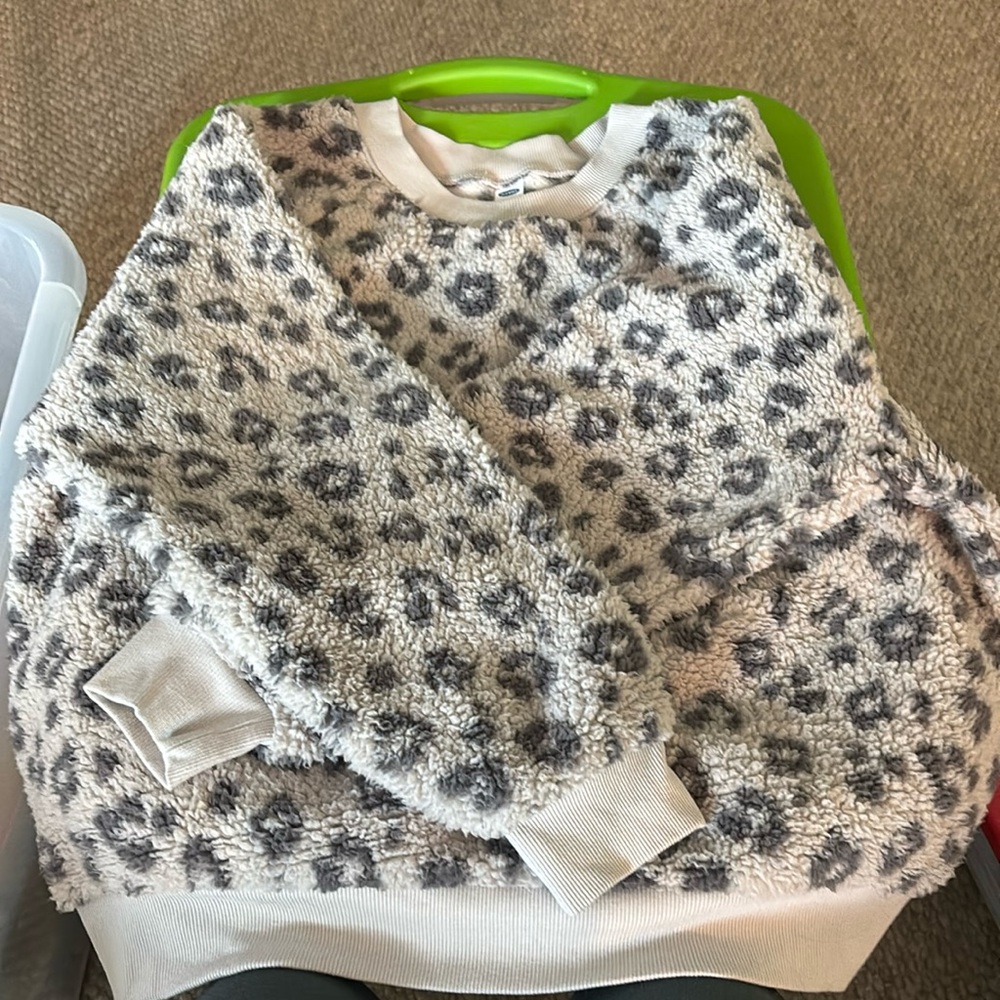 Old navy super fuzzy sweatshirt. L